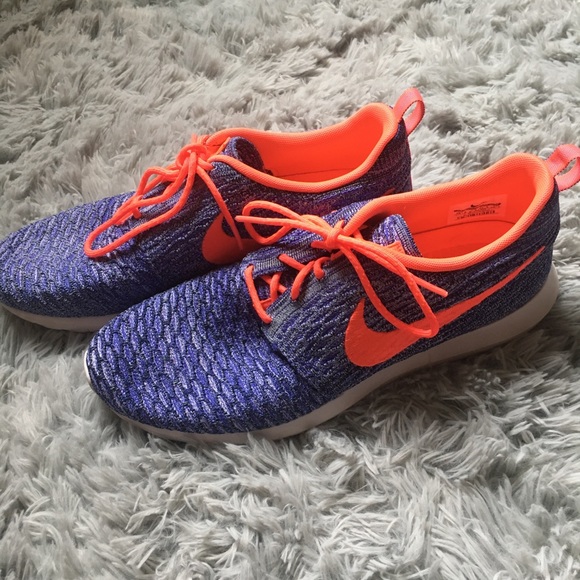 Nike like NEW Women’s Flyknit Rosherun Shoes - Picture 2 of 5